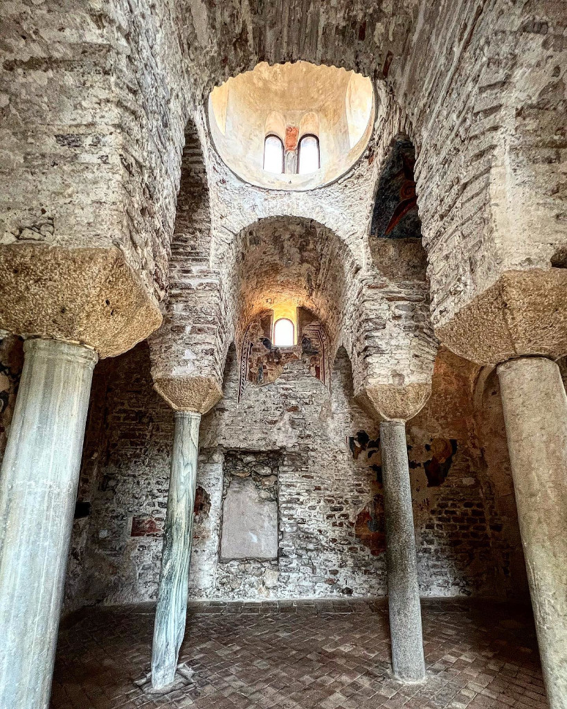 Binnen in de Cattolica: vier (hergebruikte) zuilen dragen de bogen en verdelen de ruimte in negen velden.